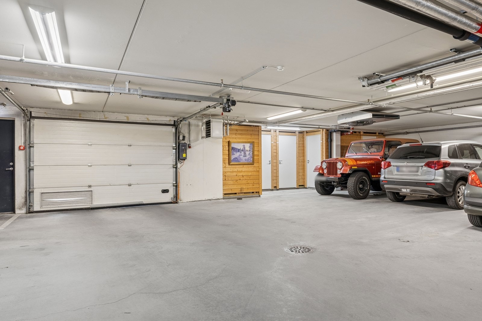Det medfølger 1 fast parkeringsplass i felles garasjeanlegg. Galleribilde