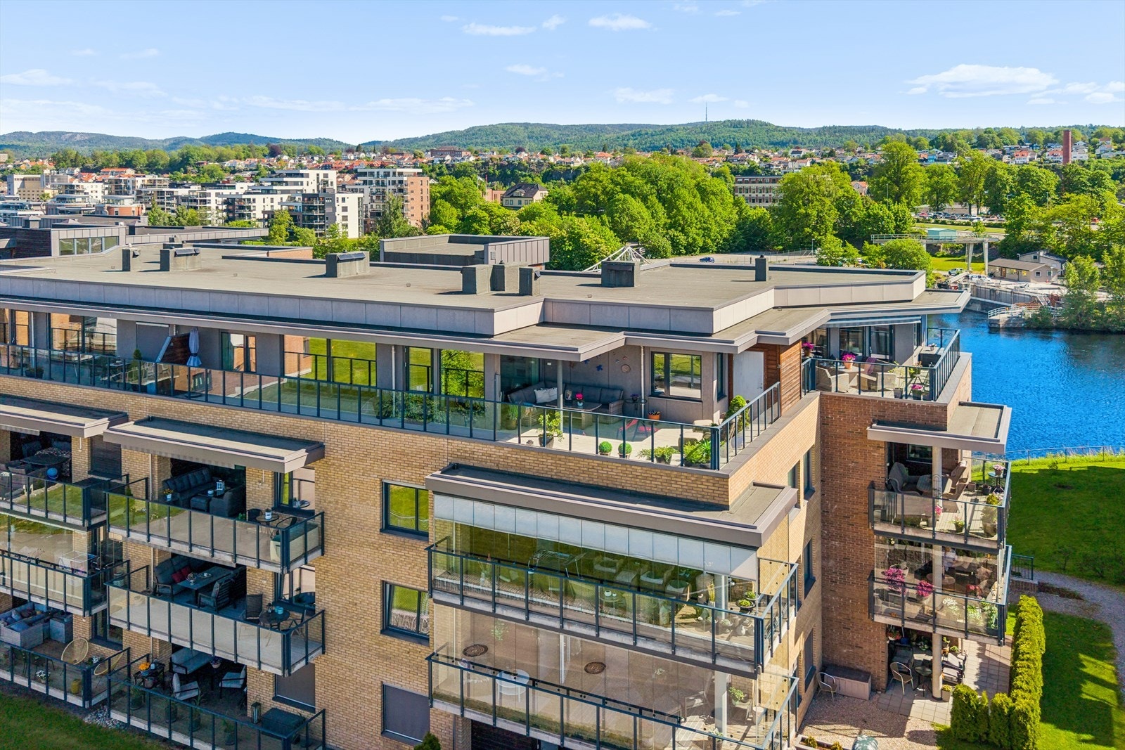 Bygget har en moderne arkitektur med fasadeplater og tegl. Galleribilde