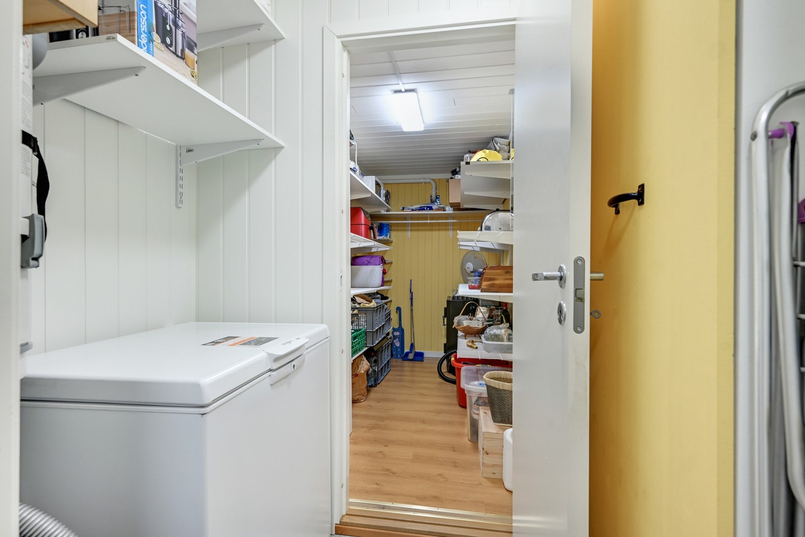 På innsiden av vaskerommet er det en romslig bod med hyller Galleribilde
