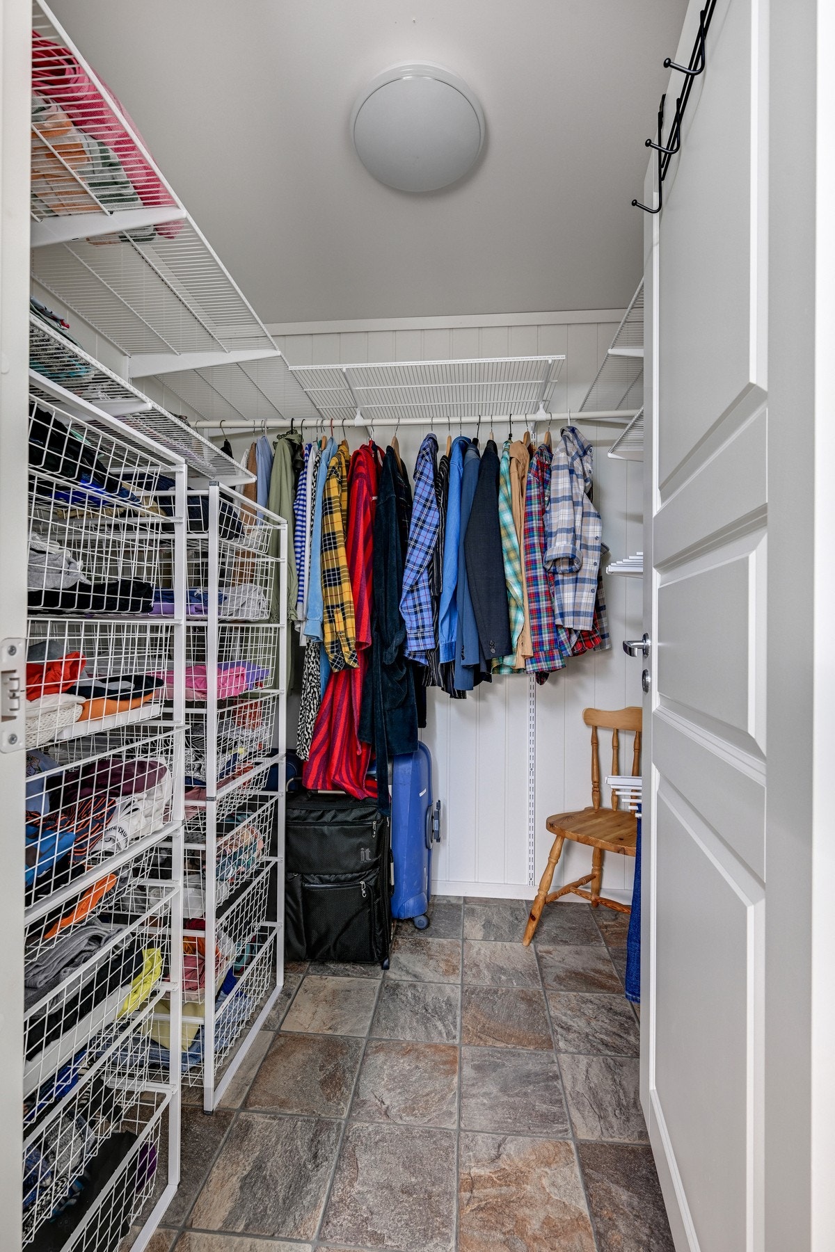 Her ser vi garderoberommet som har adkomst fra badet Galleribilde
