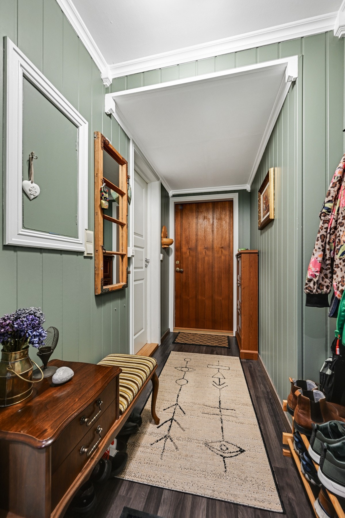 Vi fortsetter inn i entreen hvor det er plass for garderobe Galleribilde