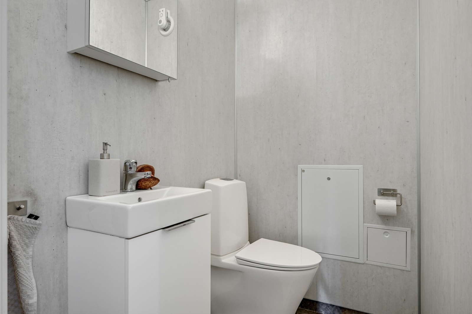 I forbindelse med soveavdelingen er det både nyoppusset wc-rom og bad med wc Galleribilde