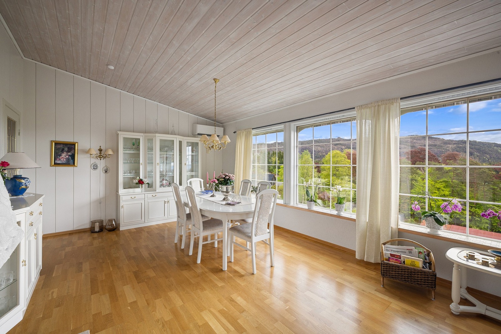 Stuen har god plass til spisebord for hele familien Galleribilde
