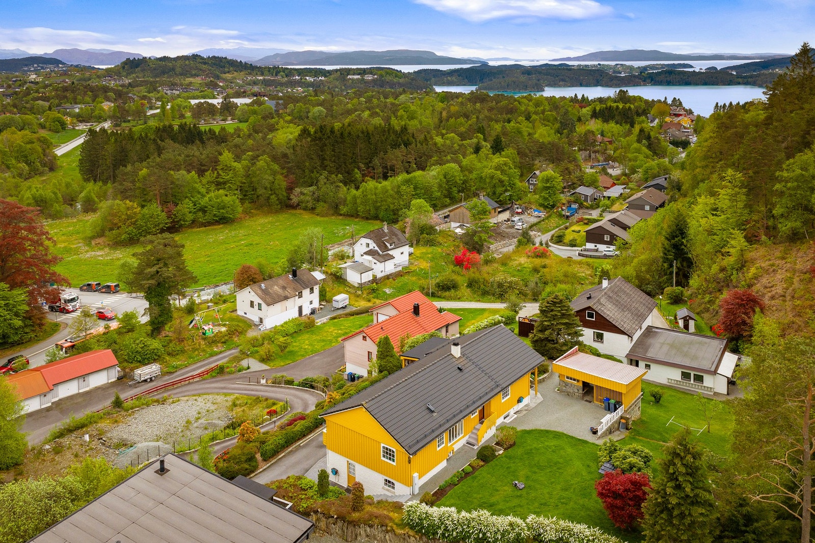 Stor opparbeidet hage med plenareal bak boligen. Galleribilde