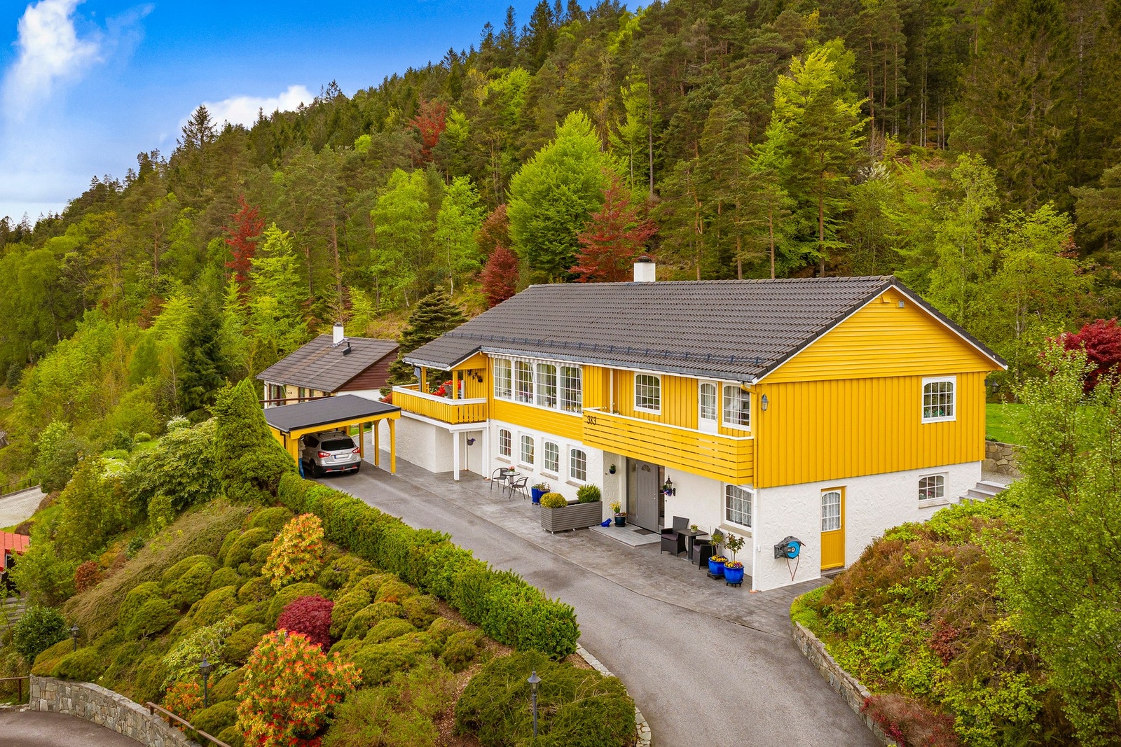 Boligen har en rolig og tilbaketrukket beliggenhet, samtidig som det er kort vei til de fleste daglige fasiliteter. Galleribilde