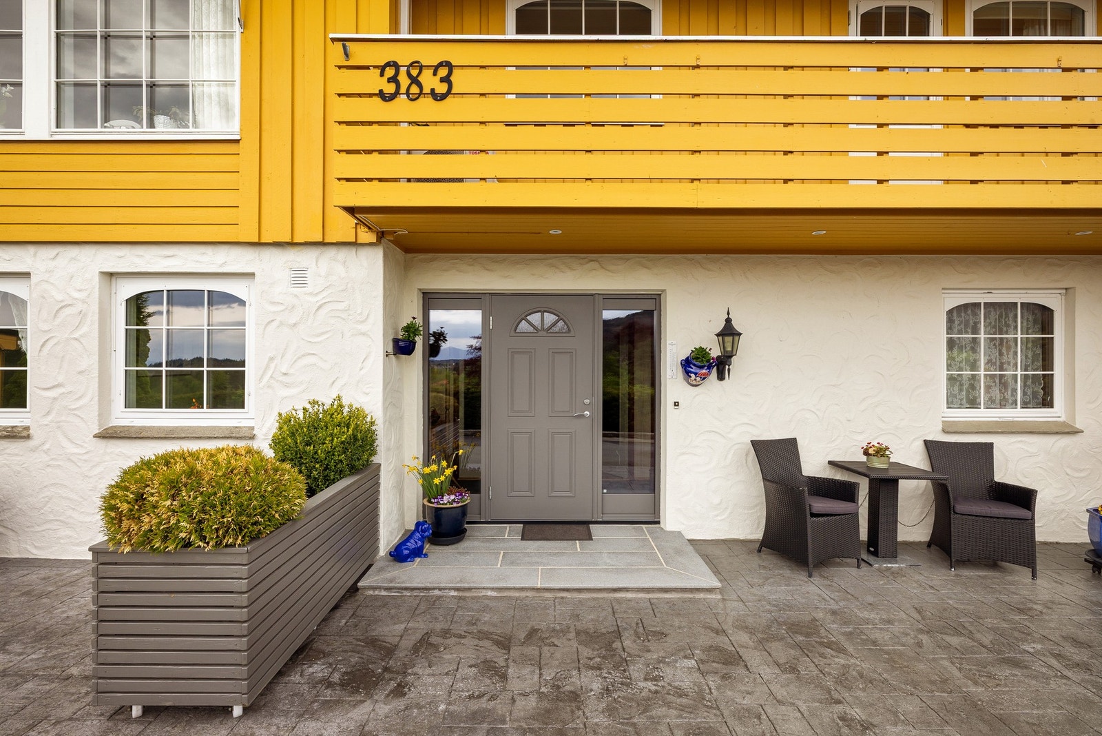 Velkommen inn! Koselig inngang med overbygg. Galleribilde