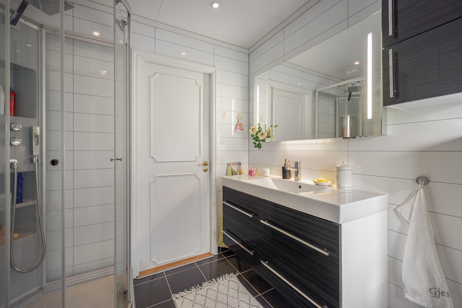 Badet har fliser på gulv og baderomsplater på vegg. Varmekabler i gulv. Galleribilde