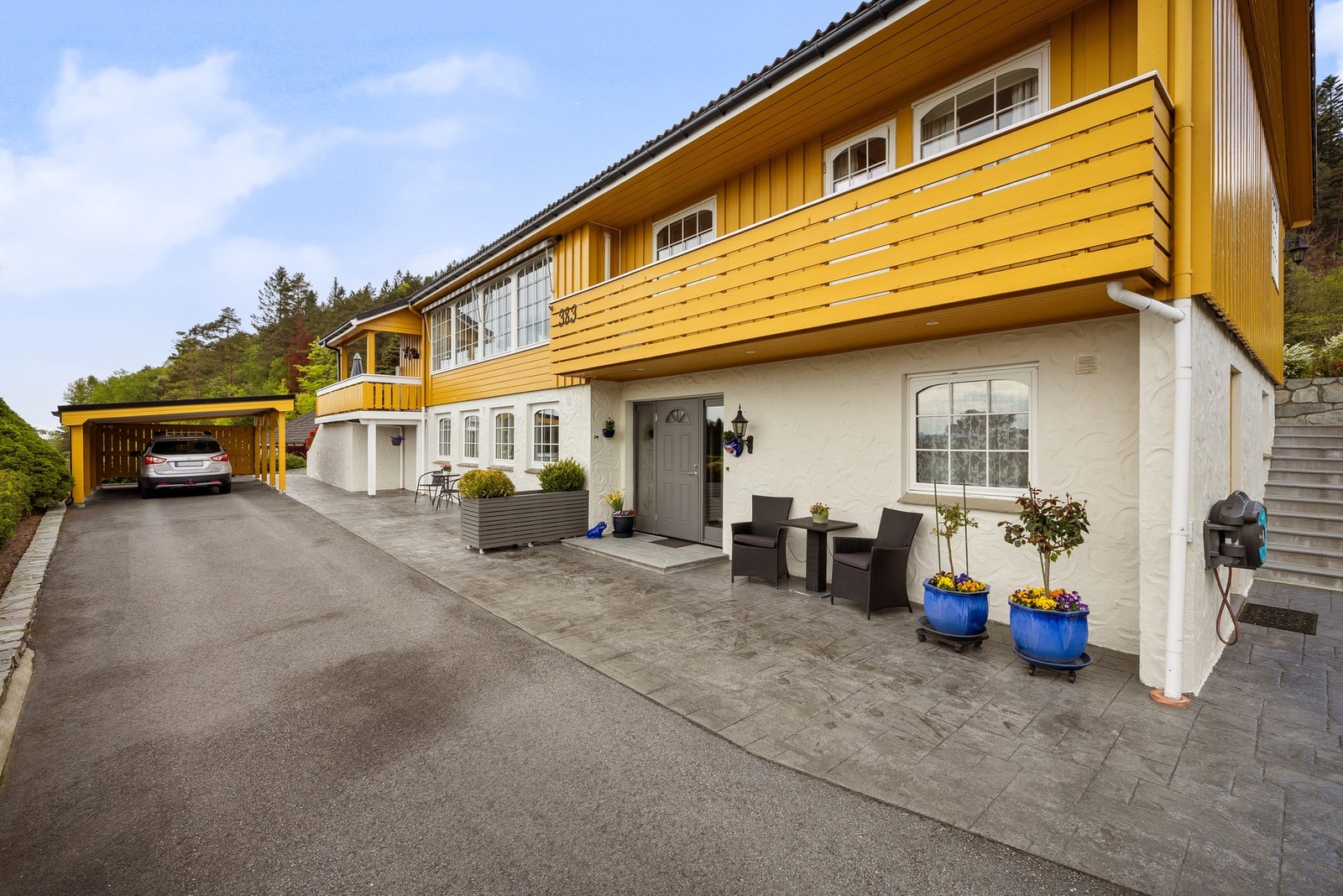 Gode parkeringsmuligheter på egen eiendom, både i carport og 2 garasjer. Galleribilde