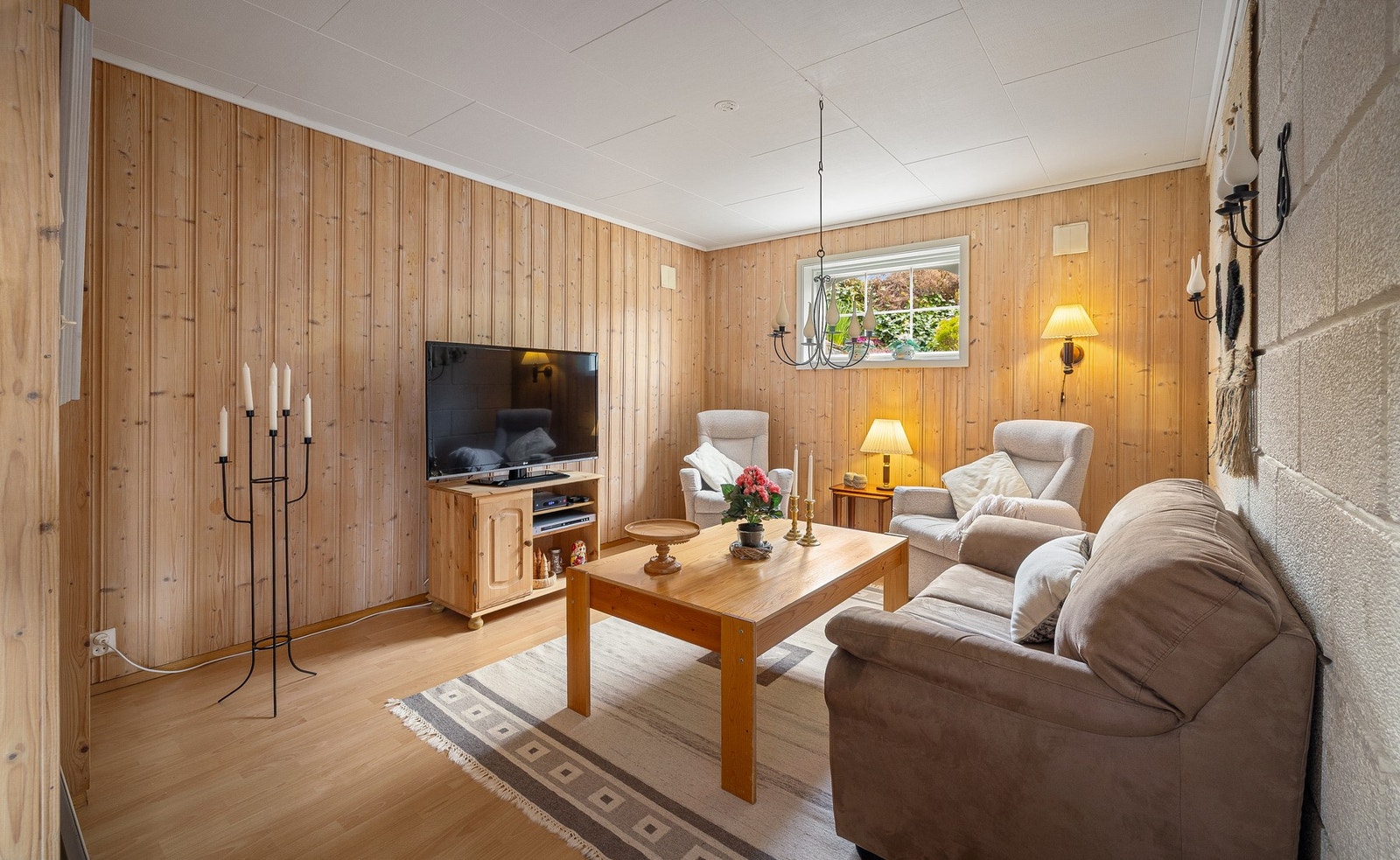 Videre adkomst til en sjarmerende og hyggelig kjellerstue med gode møbleringsmuligheter. Galleribilde