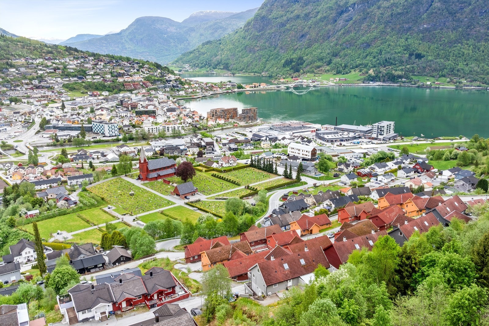 Leilegheita ligg øverst i byggefeltet på Stedje med suveren utsikt til Sogndal og fjorden. Galleribilde