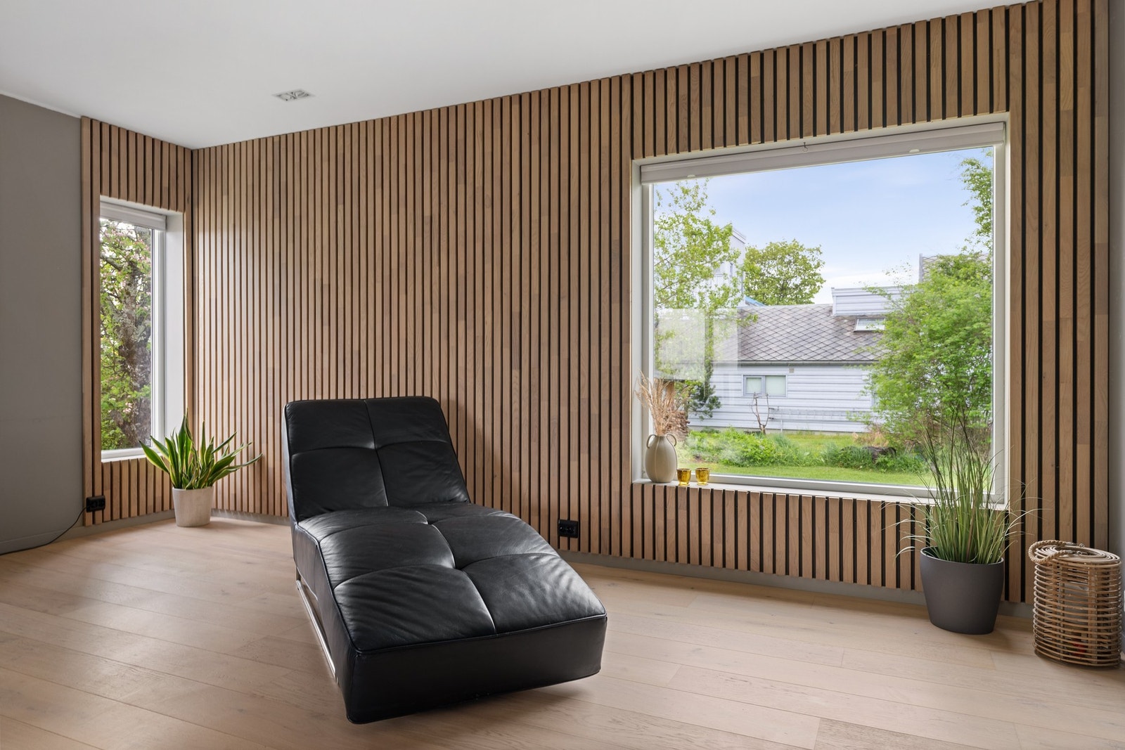 Pen og moderne spilevegg skaper god dynamikk i rommet. Downlights i himling og stikkontakter i sort design. Galleribilde