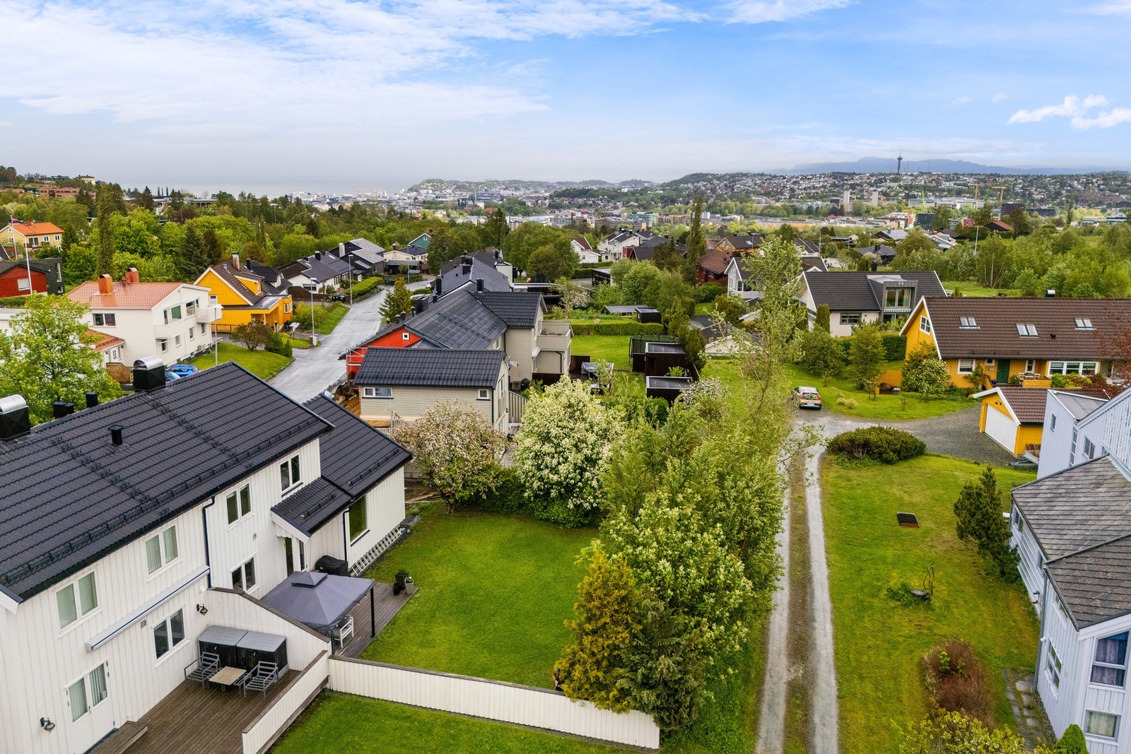 Boligen ligger øverst i populære Hagevegen med gode solforhold og kort vei til byen (8-10 min) Galleribilde