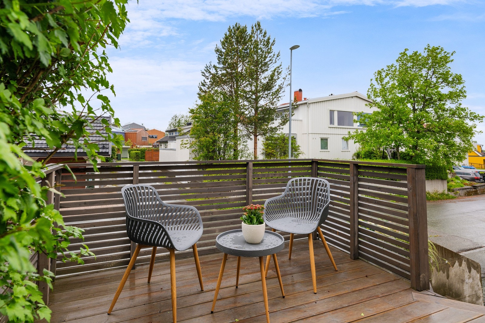 Trivelig sitteplass med kveldssol foran huset. Galleribilde