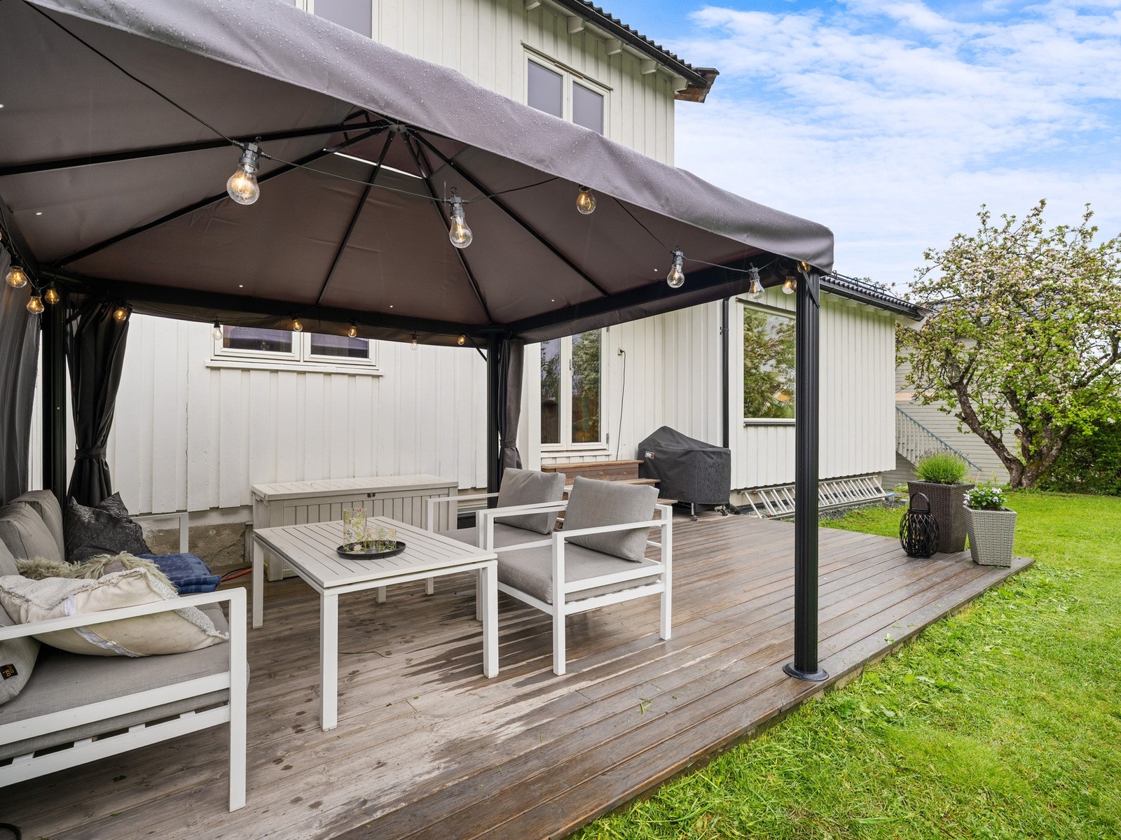 Solrik og skjermet markterrasse Galleribilde