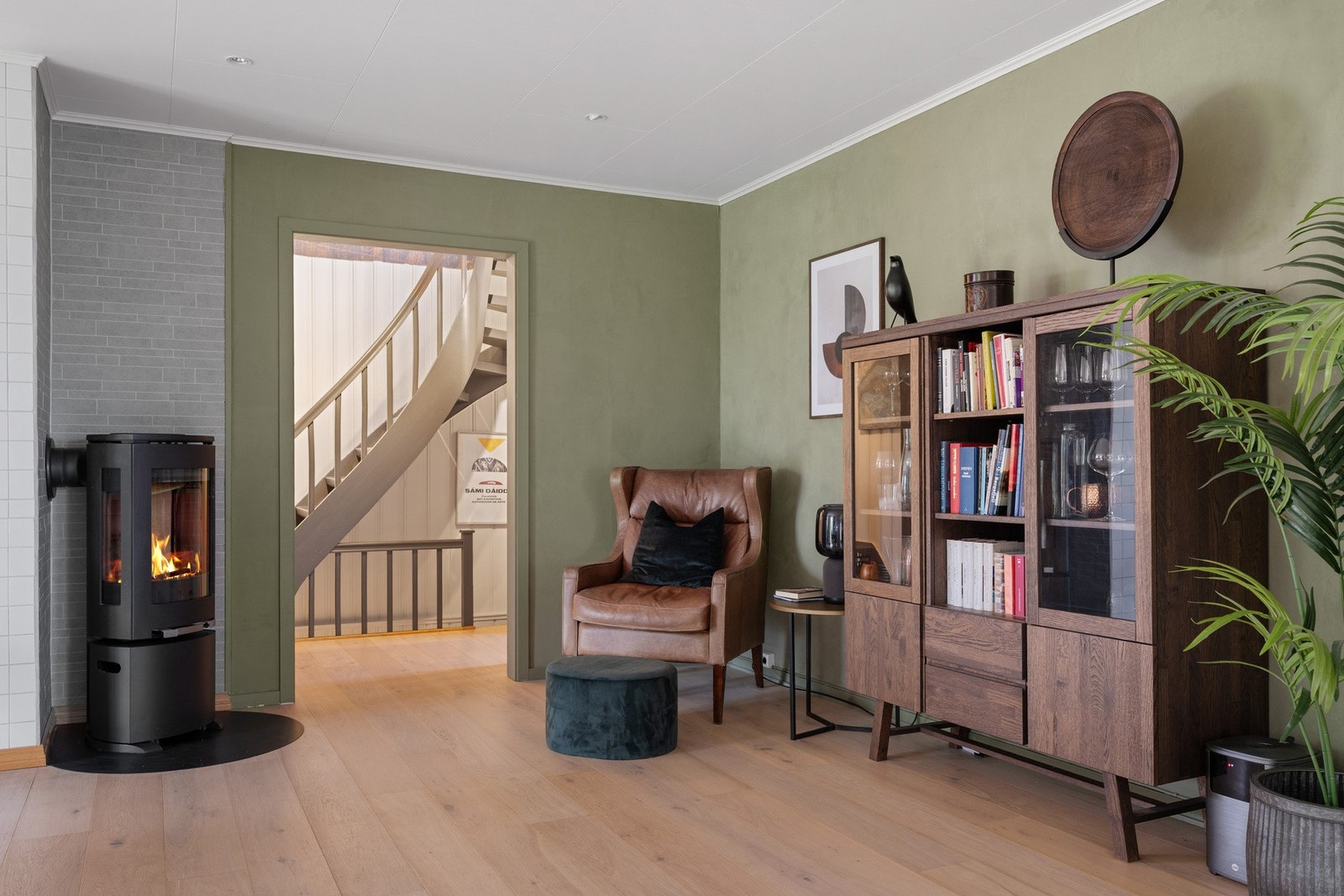 Stemningsfull og rentbrennende peisovn i stuen. Downlights i himling. Galleribilde