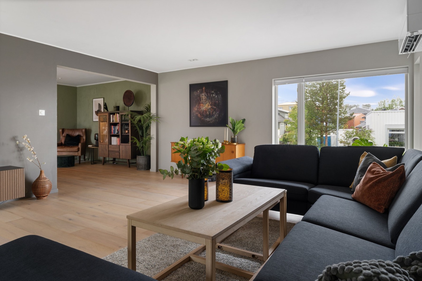 Stuen er delt med stor åpning inn til spisestue og kjøkken. Galleribilde