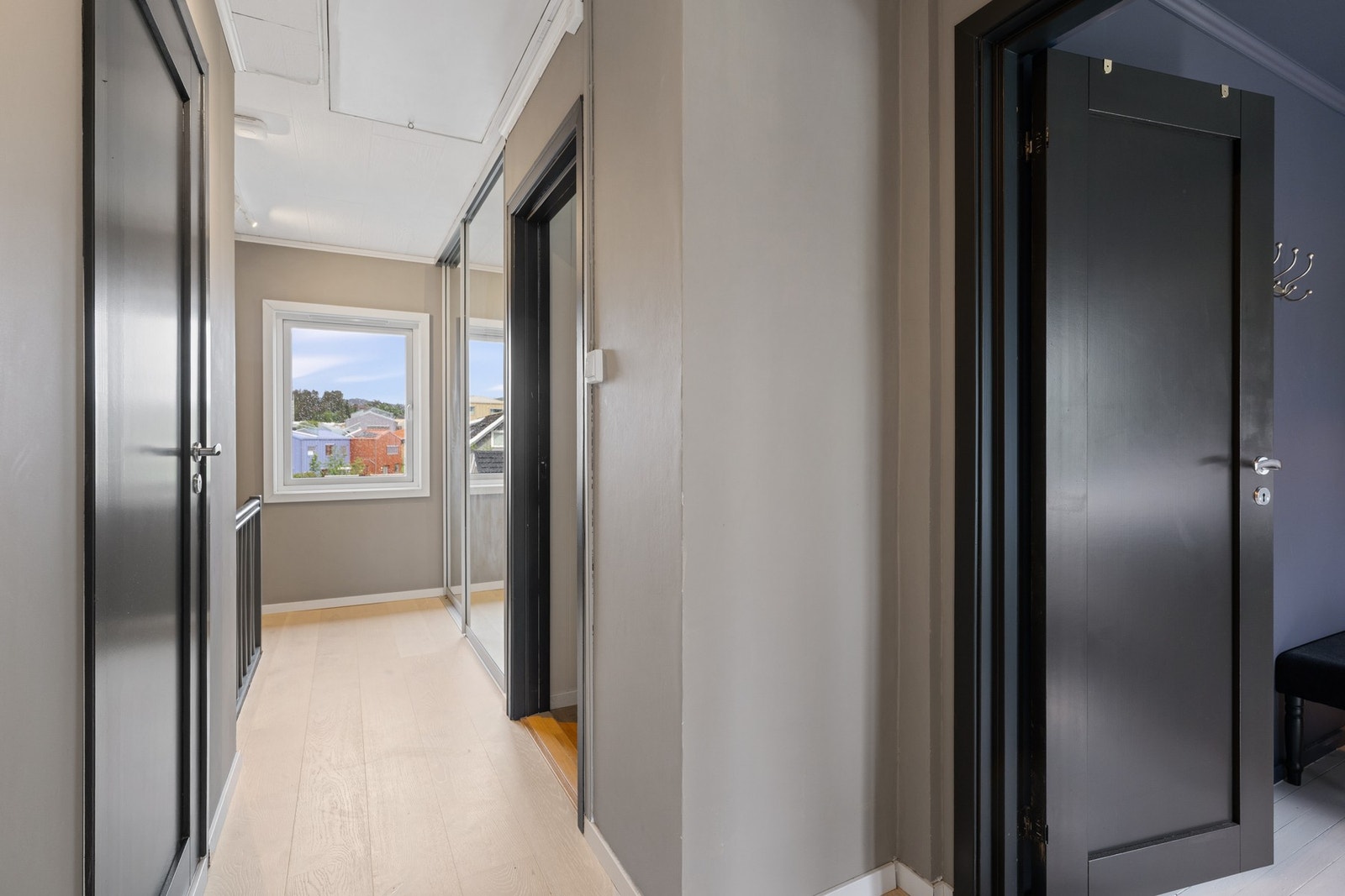 Gang 2.etg. med inngang til 3 soverom og bad. Luke til kaldloft. Galleribilde