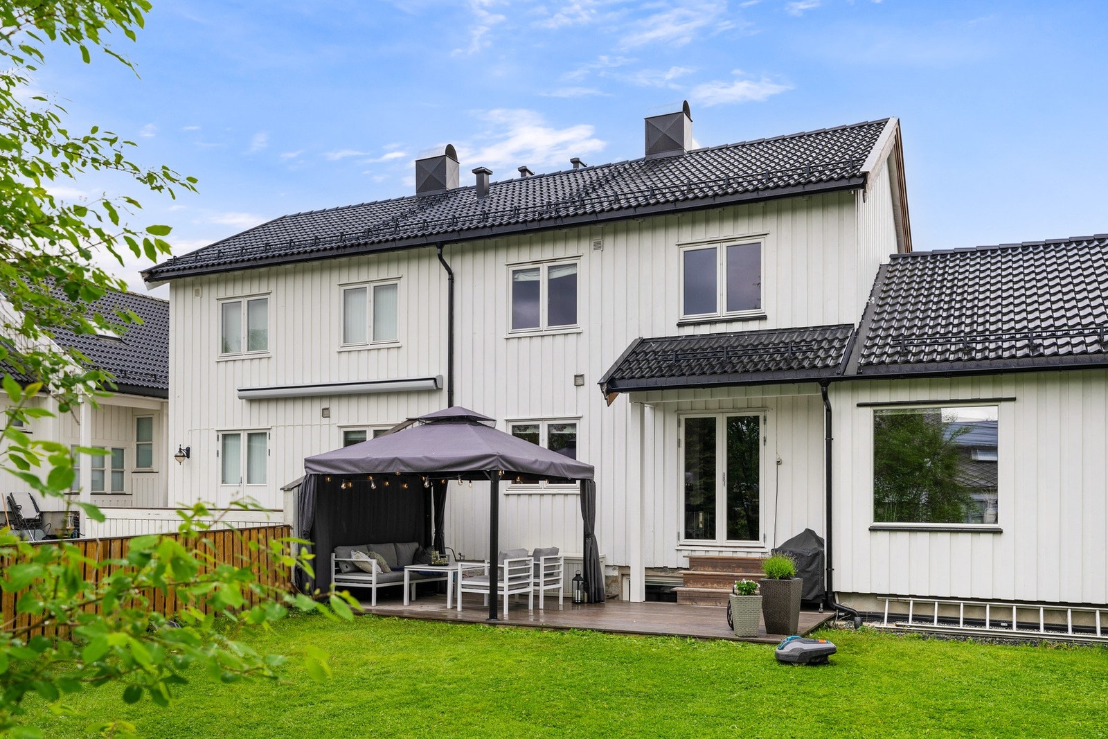 Markterrasse og pent opparbeidet hage. Galleribilde