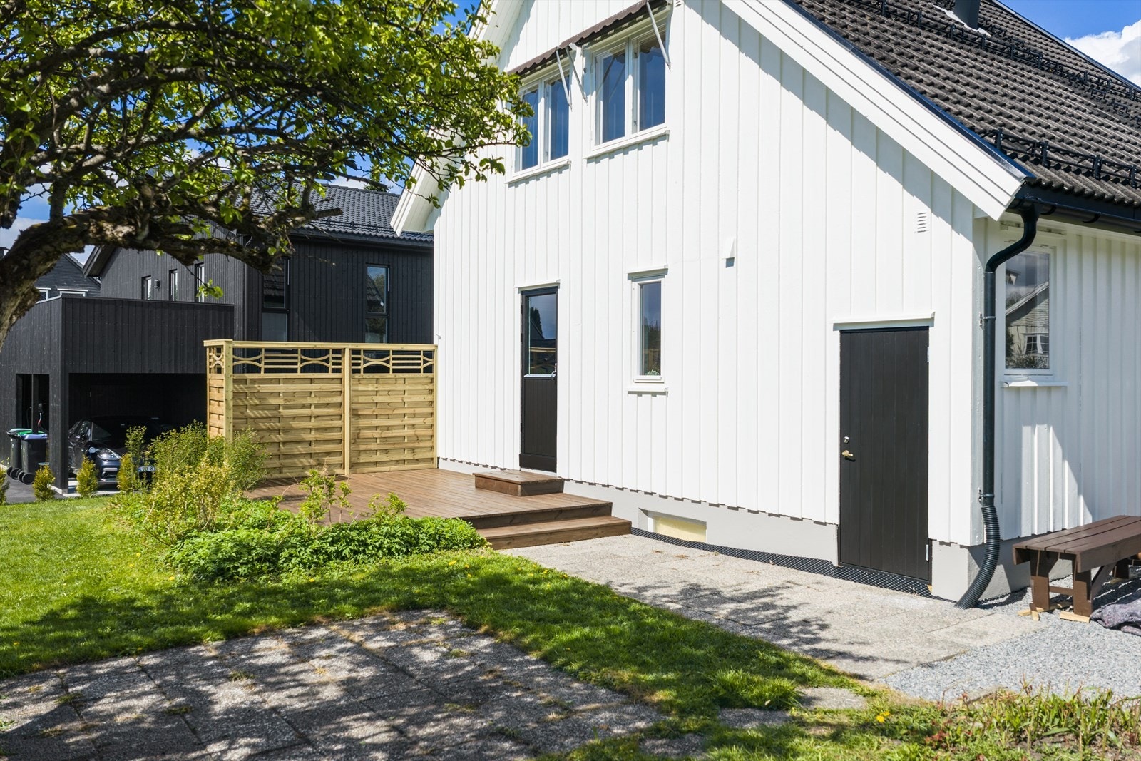 Døren på hjørnet fører ned til kjelleren. Det er også innvendig adkomst til kjelleren fra gangen i 1. etasje. Galleribilde