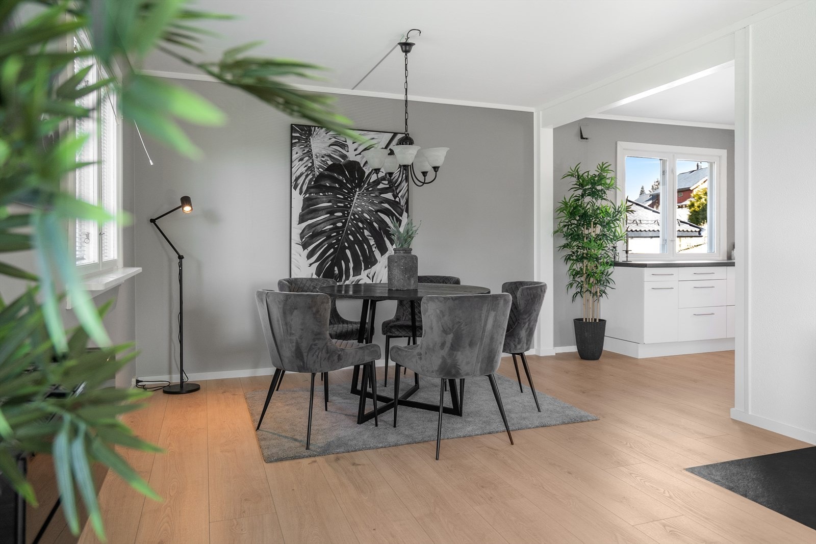 Spisestuen er en naturlig del av den åpne løsningen. Galleribilde