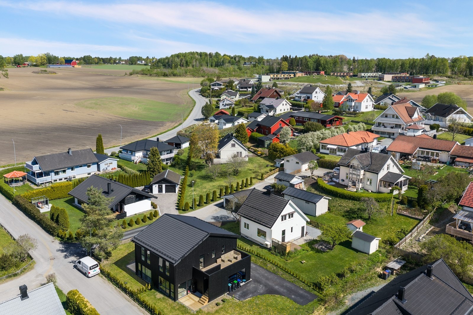 Det er gangavstand til Lovisenberg skole og barnehage, samt kort kjøretur til dagligvarebutikkene på Ridabu. Galleribilde