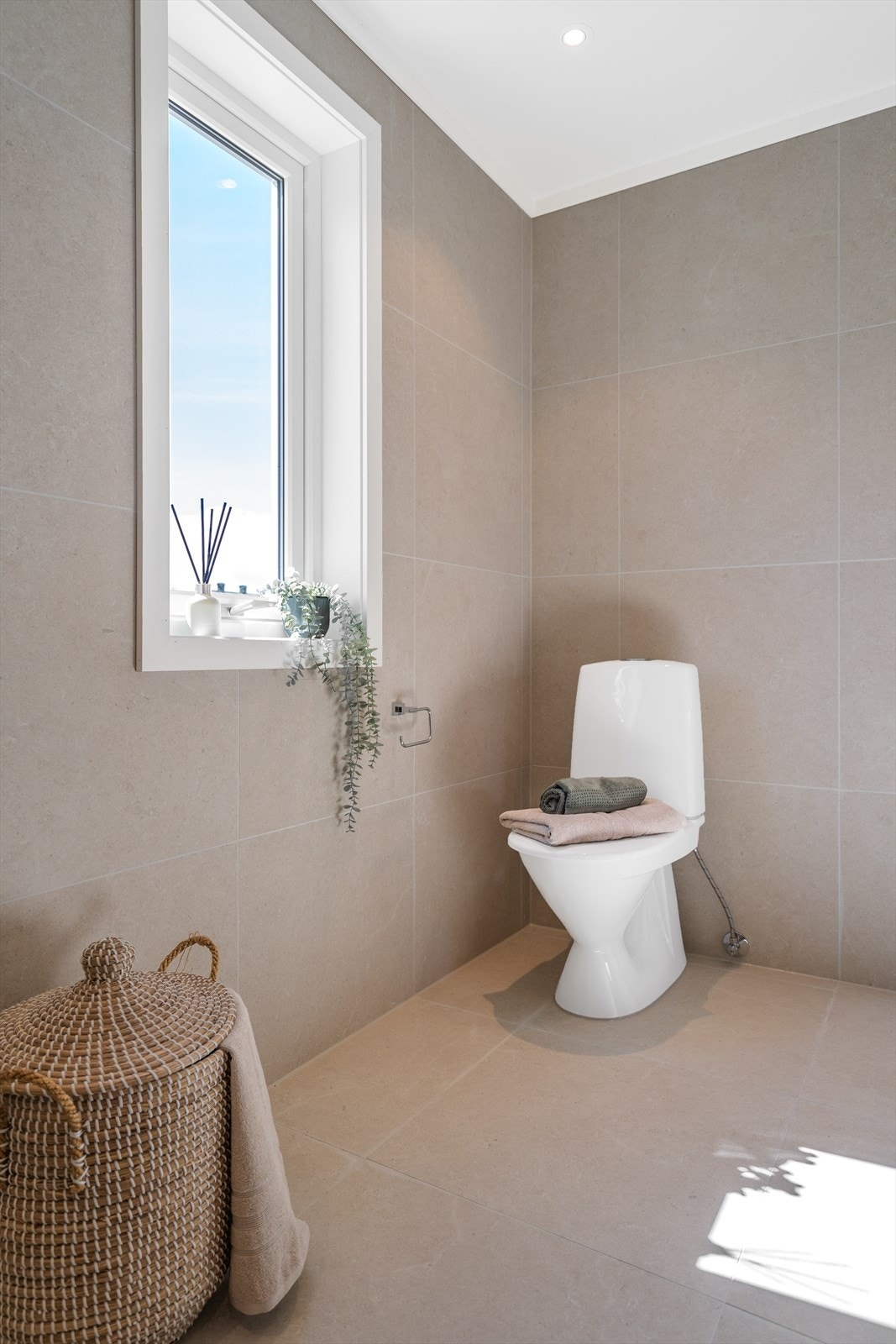 Det er satt inn et nytt vindu som gir dagslys inn på badet. Galleribilde
