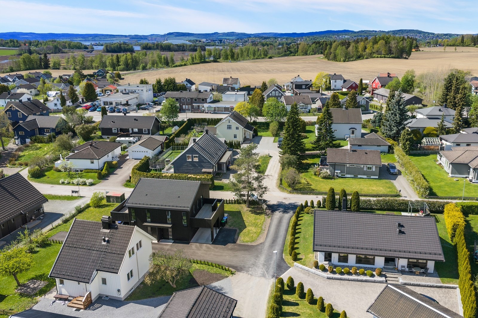 Fra eiendommen er det kort vei til flotte turområder som Åkersvika naturreservat og Svartelva. Galleribilde