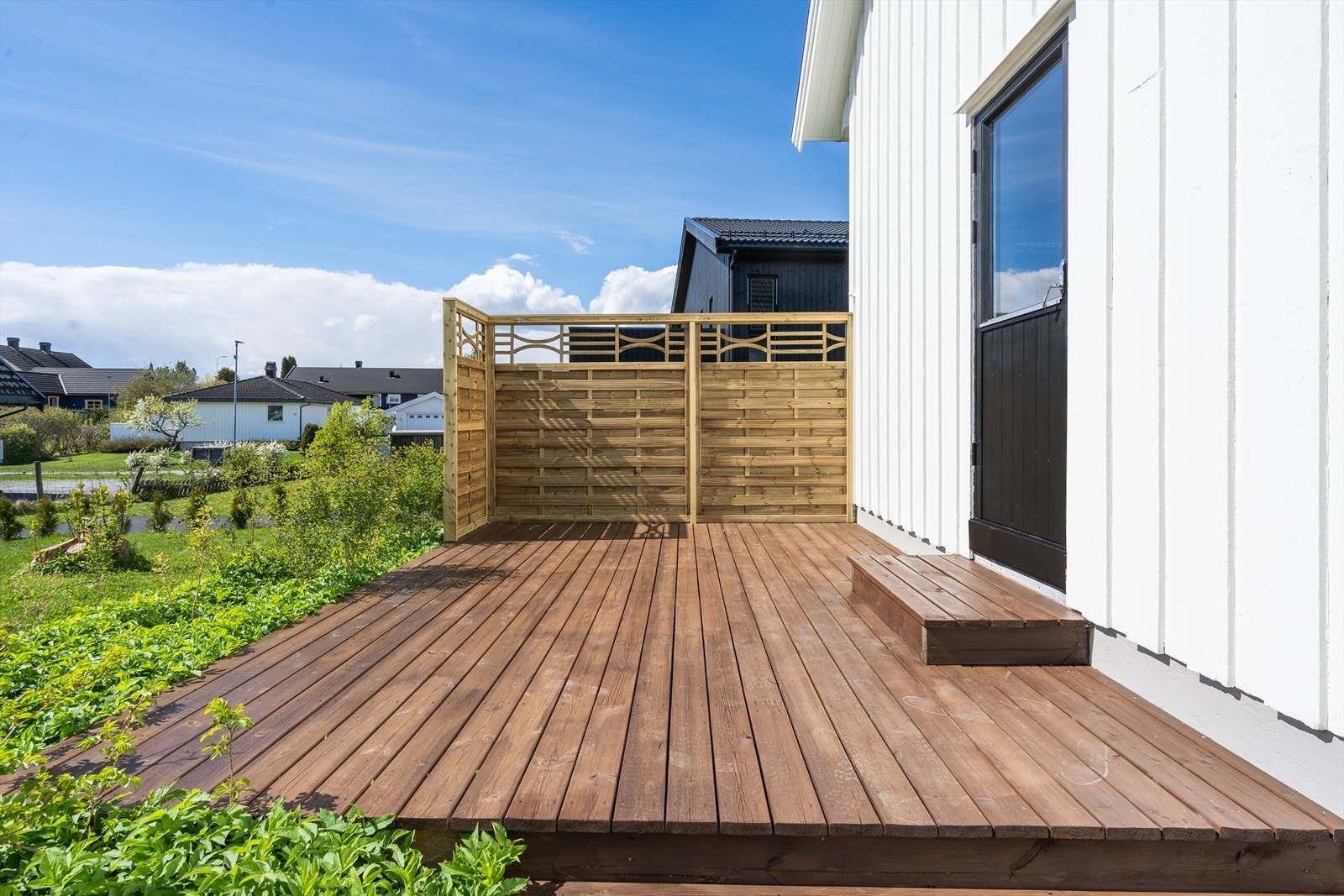 Den sørvendte terrasseplattingen har god plass til både grill og hagemøbler. Galleribilde