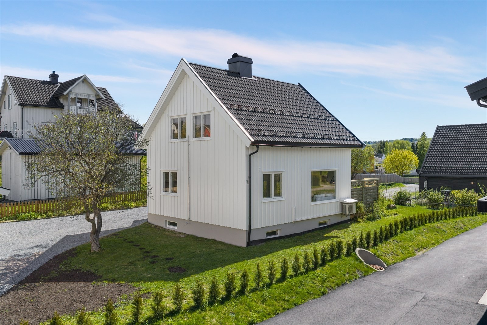 Eneboligen har stående bordkledning og tak tekket med betongtakstein fra 1990-tallet. Galleribilde