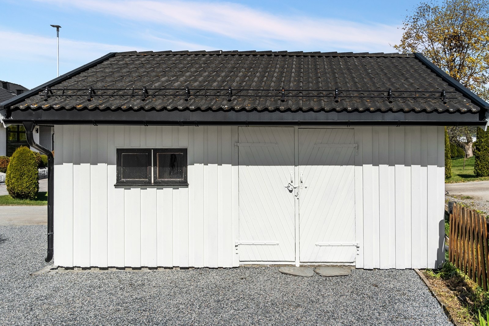 I tillegg til garasjen finnes det en liten bod på eiendommen. Galleribilde