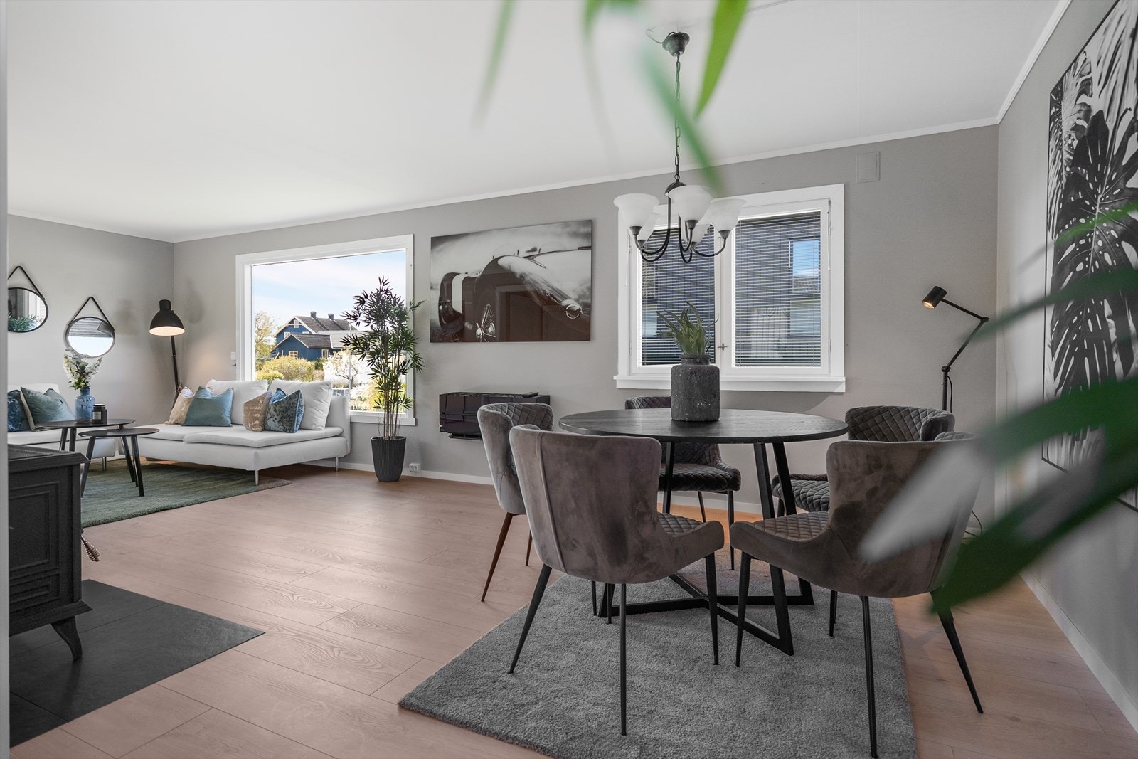 Stuen har en åpen løsning med god plass til både sofagruppe og spisebord. Galleribilde