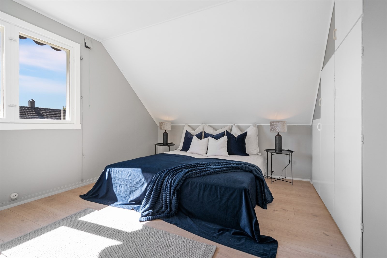 2 av soverommene har god plass til dobbeltseng og det er gode oppbevaringsmuligheter i det plassbygde garderobeskapet. Galleribilde