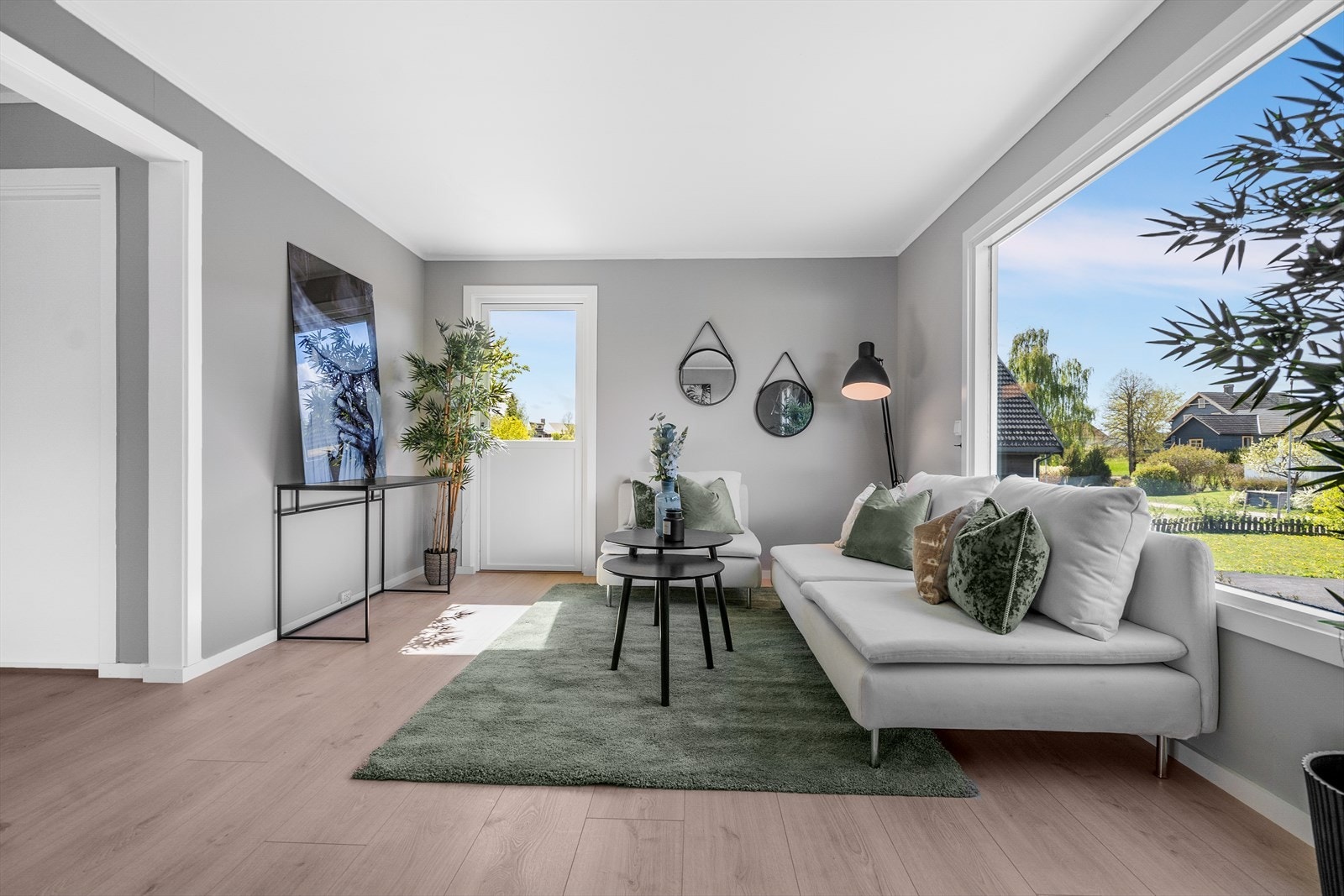Fra stuen er det direkte utgang til terrasseplattingen. Galleribilde