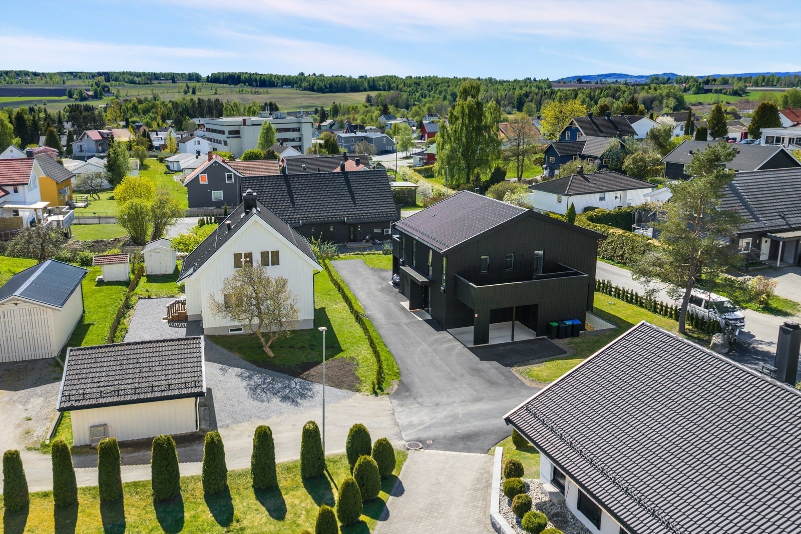 Eiendommen ligger i et rolig og barnevennlig område på Hjellum, med en flat hage, garasje og en utebod. Galleribilde