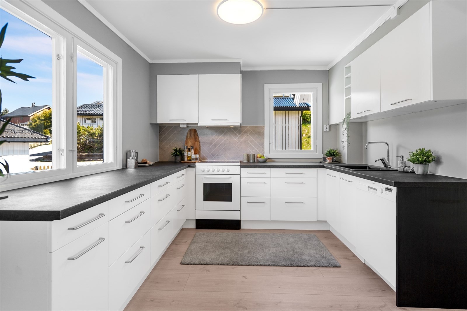 Kjøkkeninnredningen er et brukt IKEA kjøkken som ble montert i 2026. Innredning med glatte fronter og laminert benkeplate gir rikelig med arbeids- og lagringsplass. Galleribilde