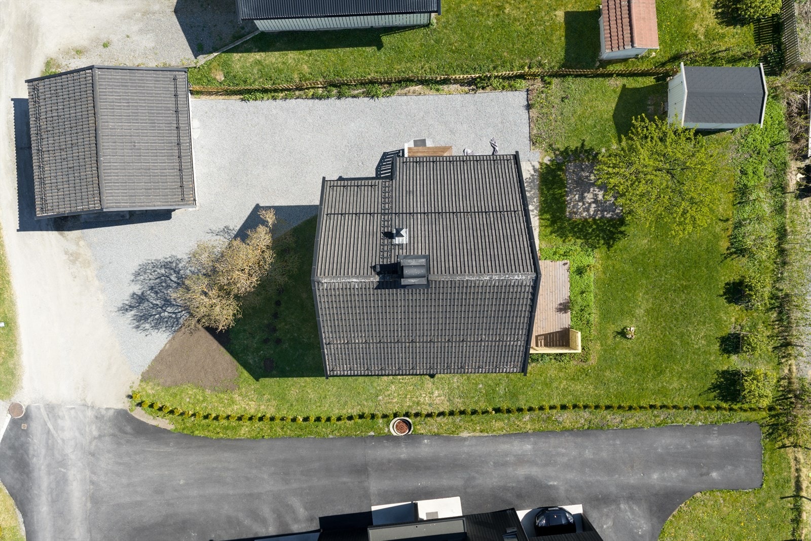 Taket har snøfangere og en helbeslått pipetopp. Galleribilde