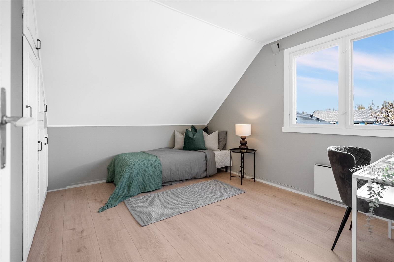 Rommet har plass til både seng og en liten arbeidsplass. Galleribilde