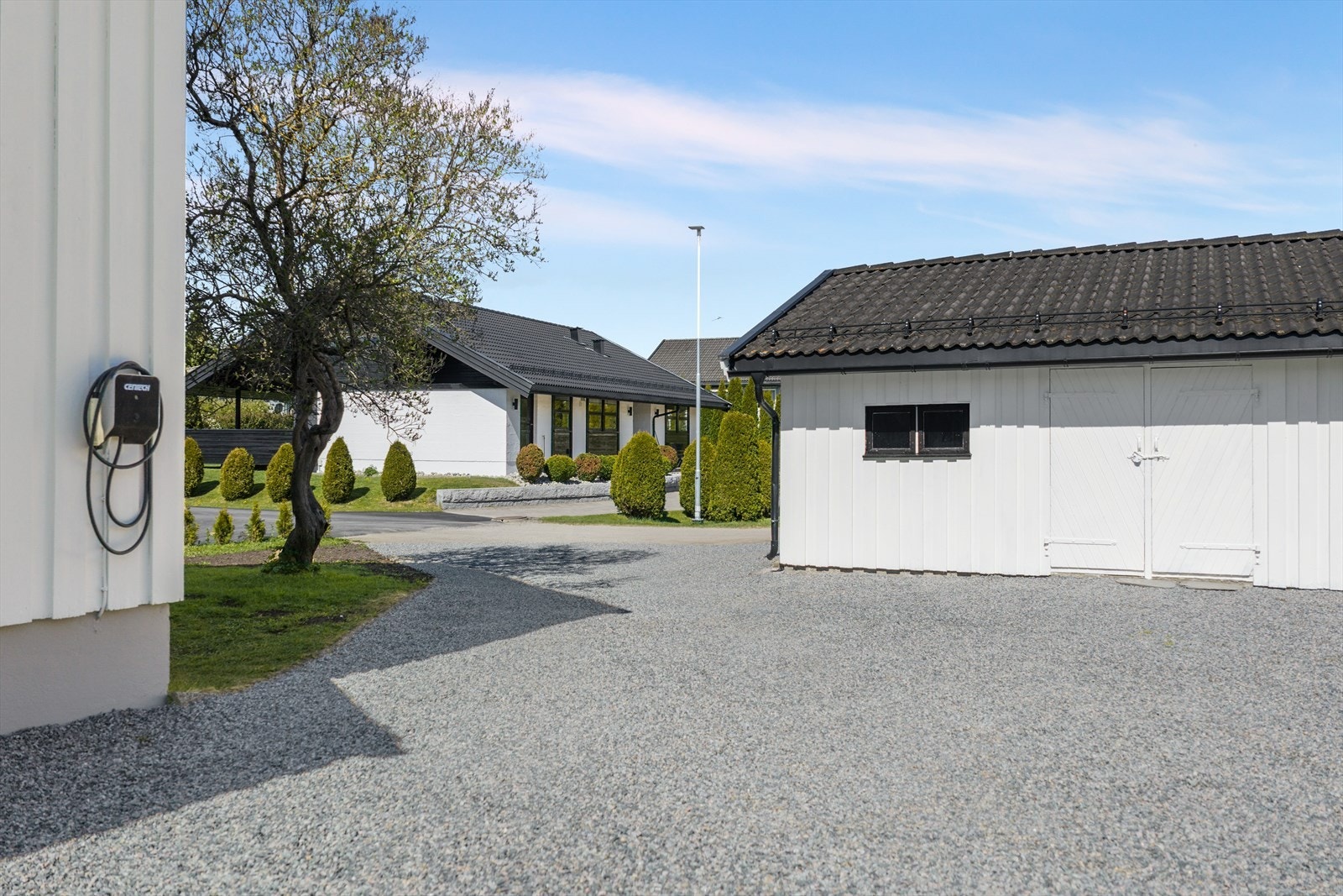 Eiendommen har en gruset gårdsplass med god plass til parkering. Galleribilde