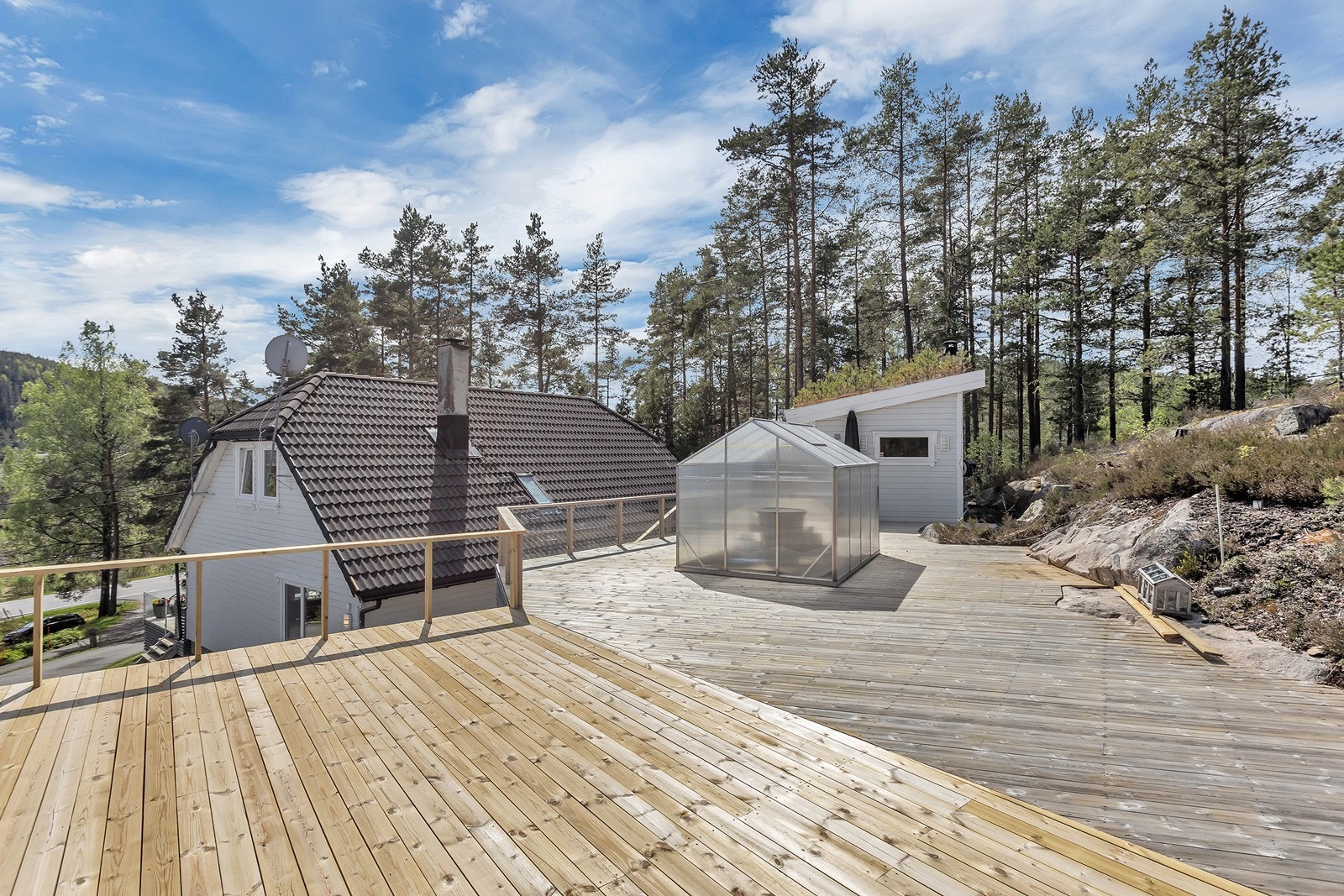 Nyere platting bak boligen med drivhus og badstue Galleribilde