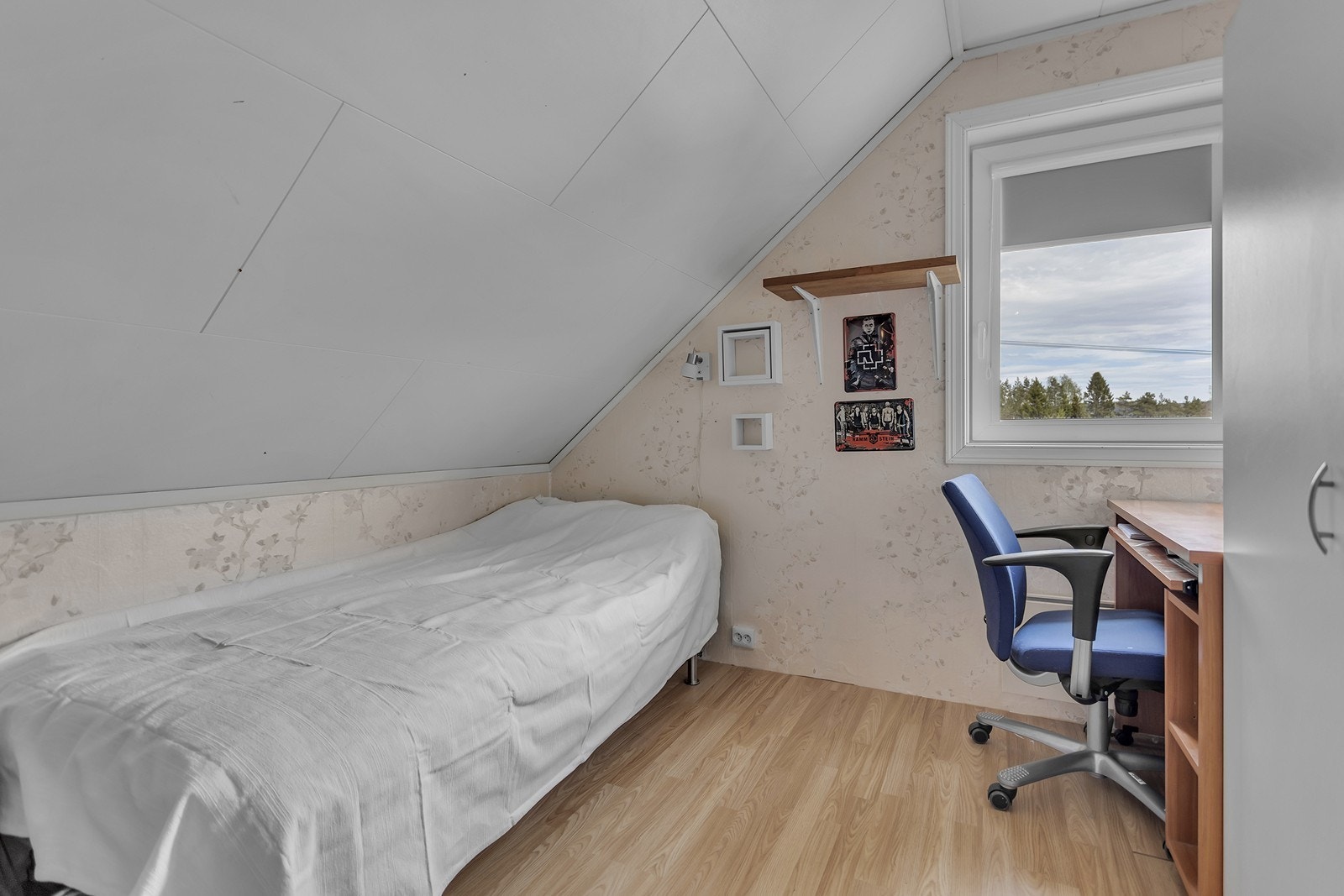 Klesrom/bod - Benyttes i dag som kontor og soverom Galleribilde