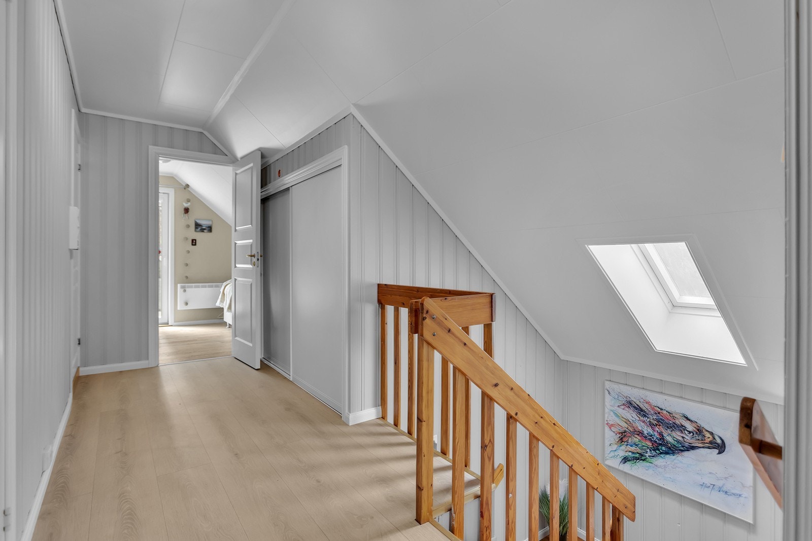 Loftsetasje med garderobe bak skyvedørene Galleribilde