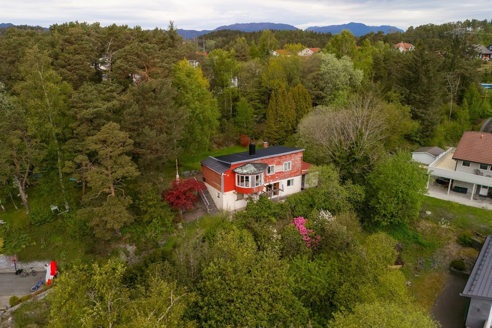 Eiendommen har behov for total oppussing/renovering for å tilfredsstille dagens krav til bostandard. Her har man muligheten til å skape sitt eget drømmehjem! Galleribilde