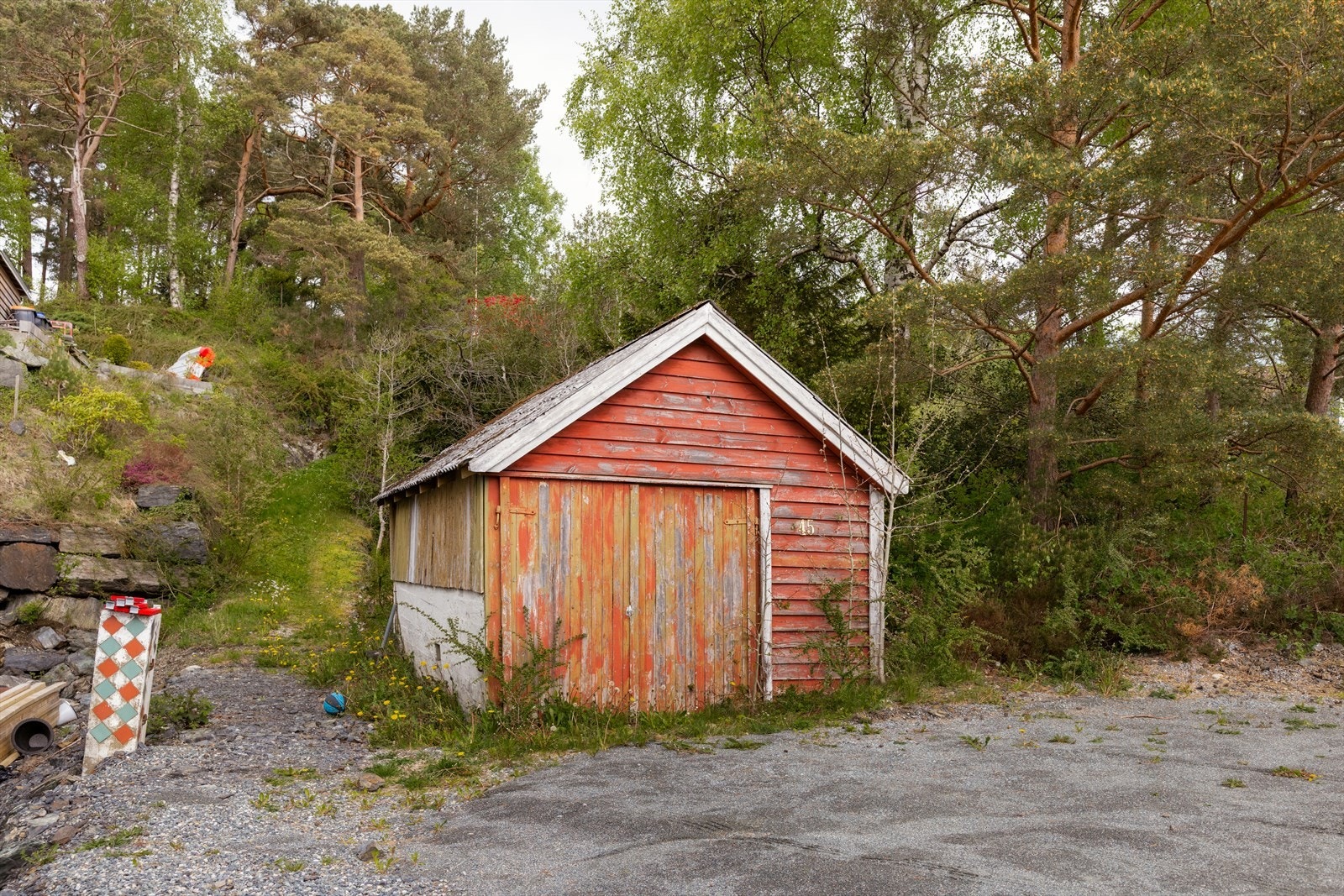 Det står i dag en eldre garasje på tomten Galleribilde