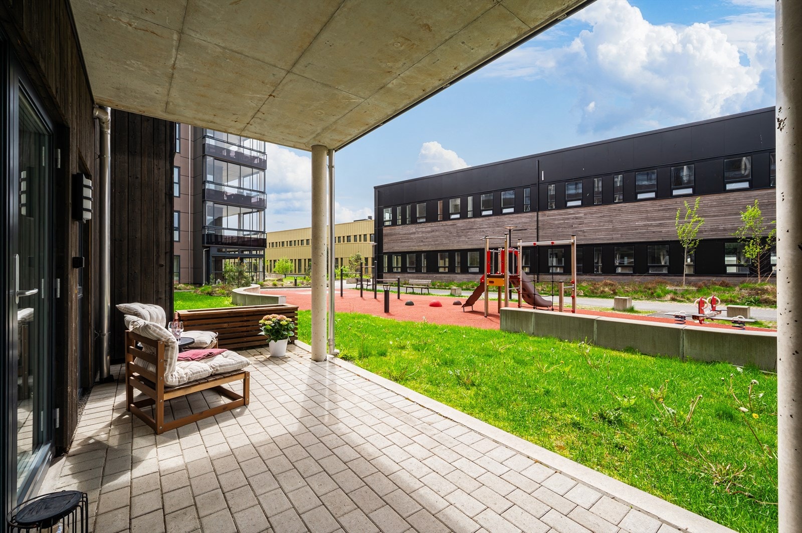 Fra stuen er det utgang til en romslig, vestvendt terrasse. Herfra har du direkte tilgang til felles grøntarealer og lekeplass. Galleribilde