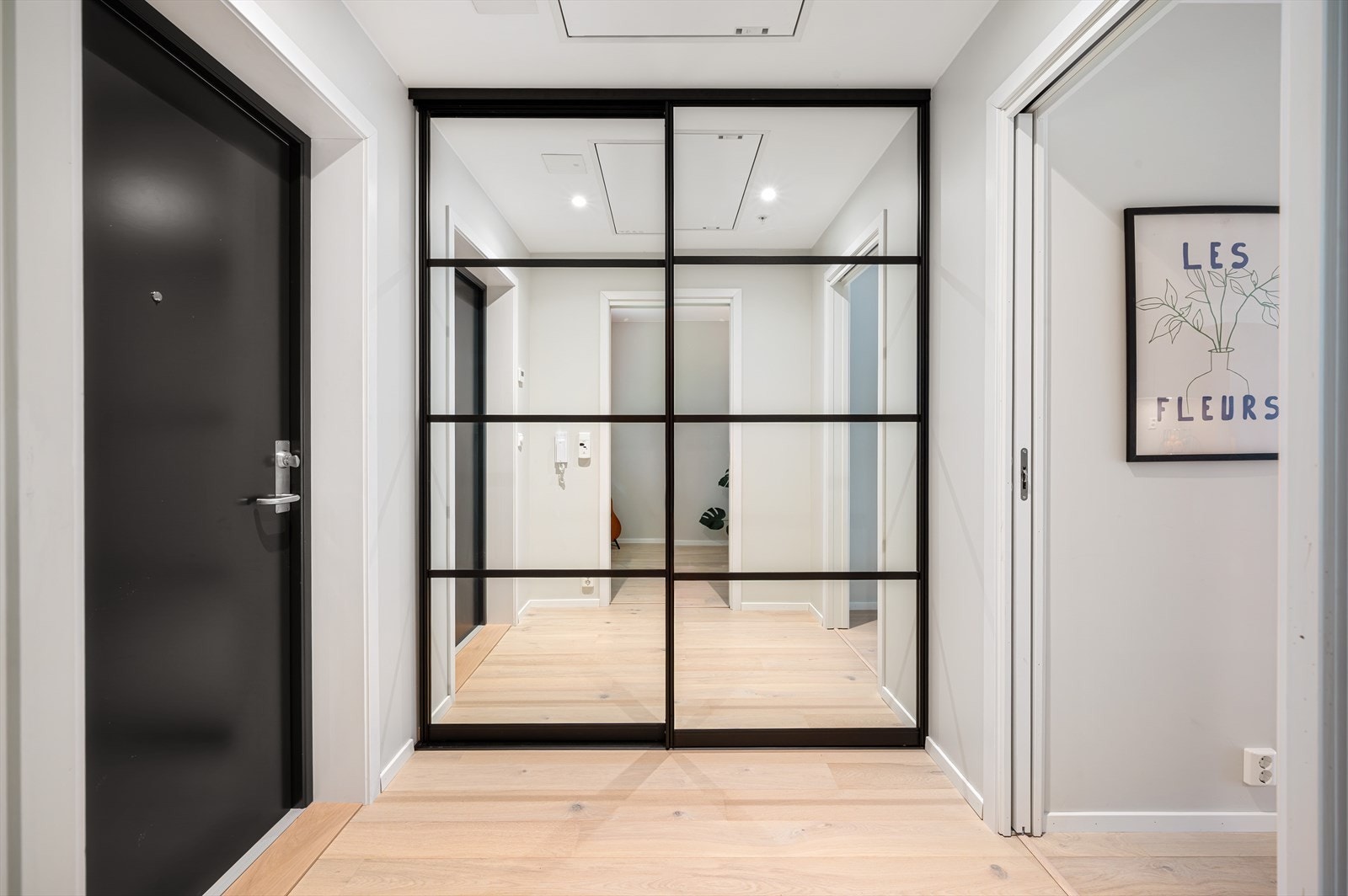 En stor skyvedørsgarderobe med speilfronter gir rikelig med oppbevaringsplass i gangen. Galleribilde