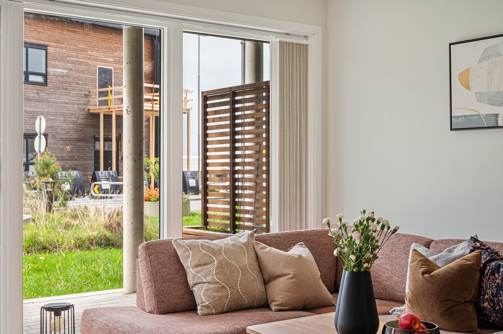 Vinduer med isolerglass i trekarmer bidrar til god energieffektivitet. Galleribilde