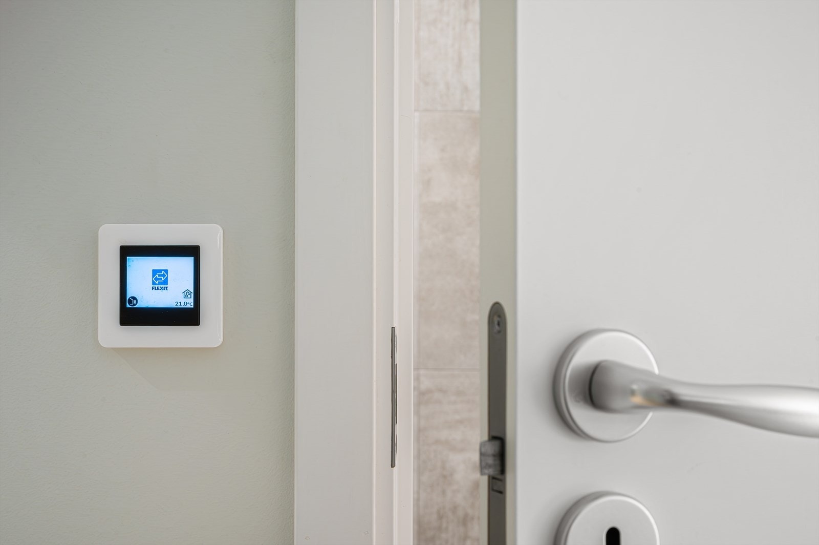 Styringsenhet for det vannbårne varmesystemet og den balanserte ventilasjonen. Galleribilde