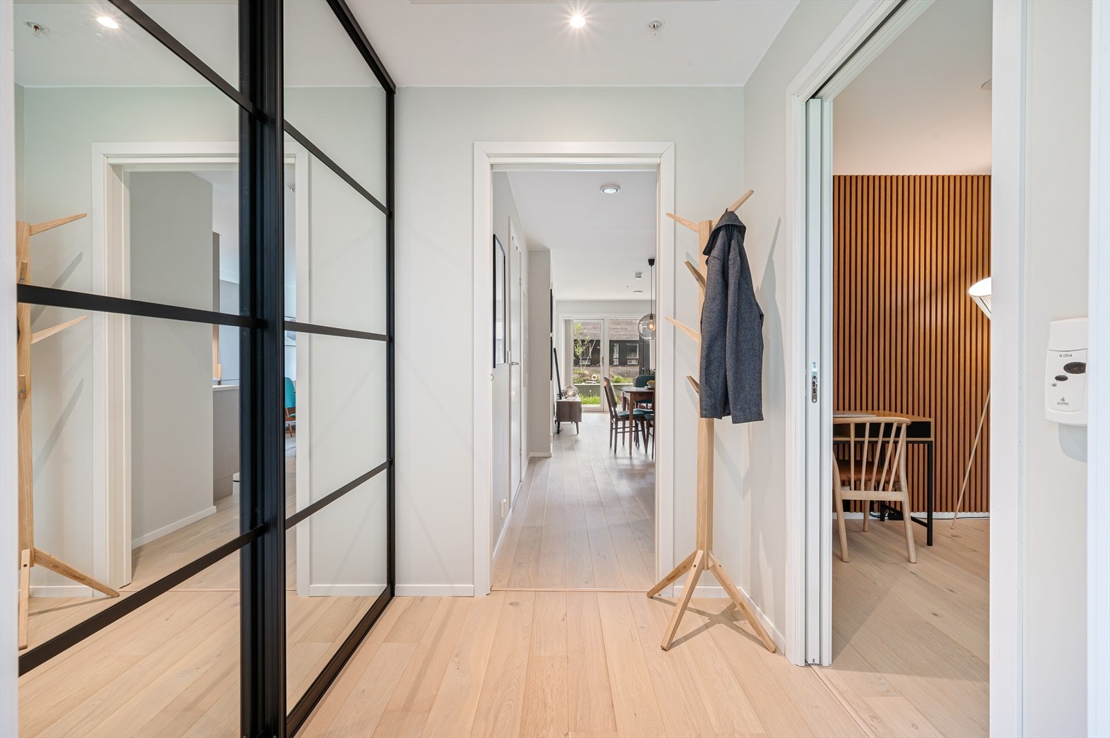 Gangen har god plass til yttertøy i skyvedørsgarderobe. Galleribilde