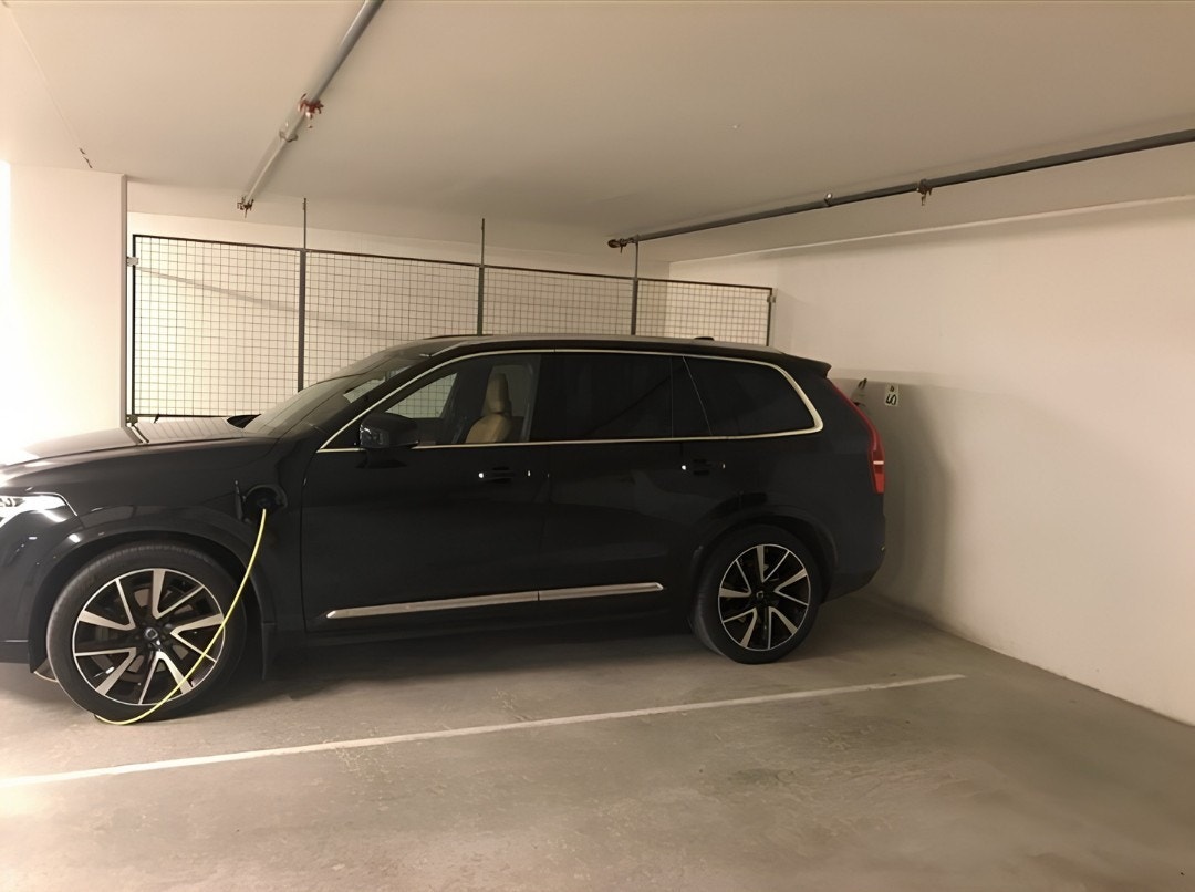 Parkeringsplass i felles garasje Galleribilde