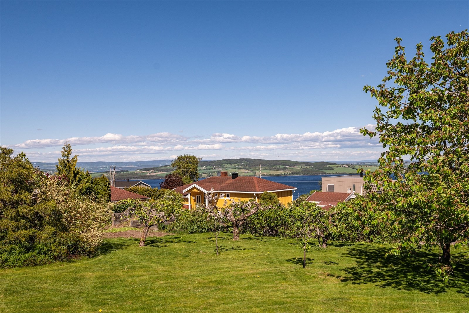Utsikt fra hagen mot Mjøsa og Hedmarken. Galleribilde